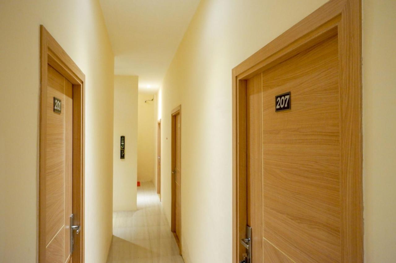 Reddoorz Plus @ Losari Макасар Екстер'єр фото